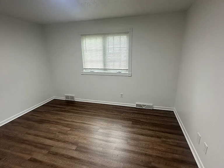 726 Rodney St — Photo 4