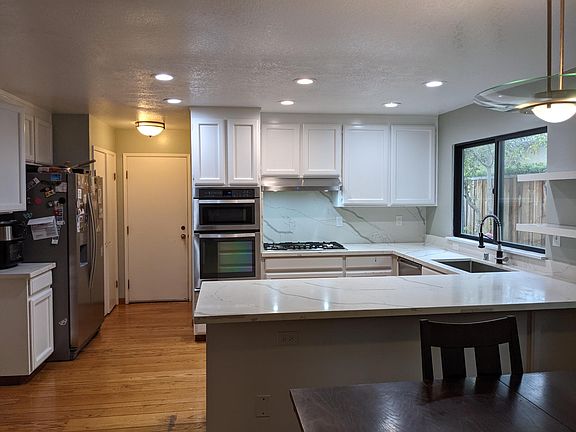 Separate formal dinning room