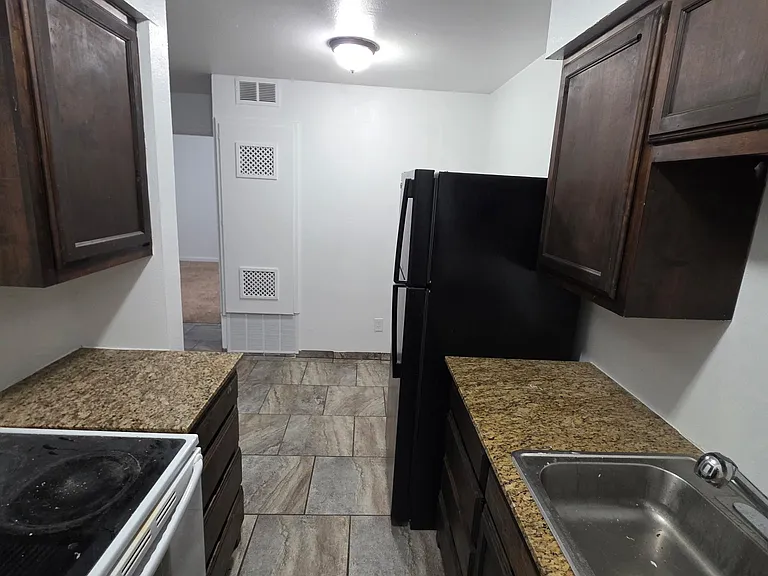 900 W 8th St #10 — Photo 2