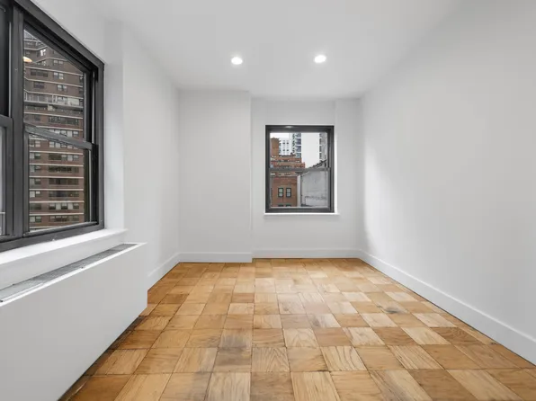 213 East 37th Street image 2 of 13