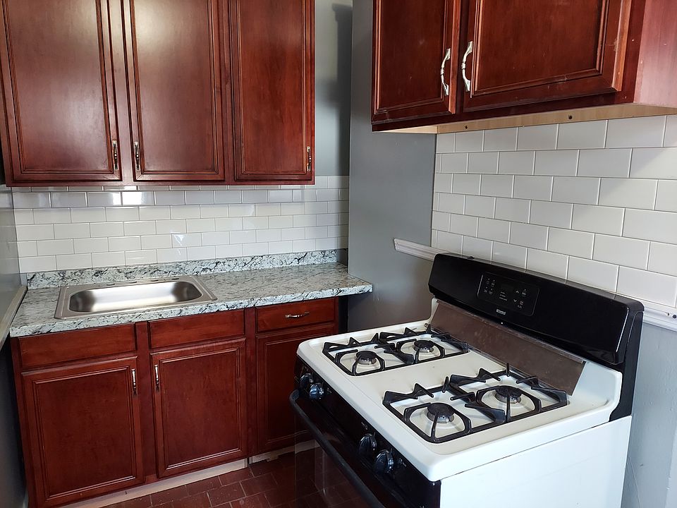 1st image of 29 Rossmore Pl #3