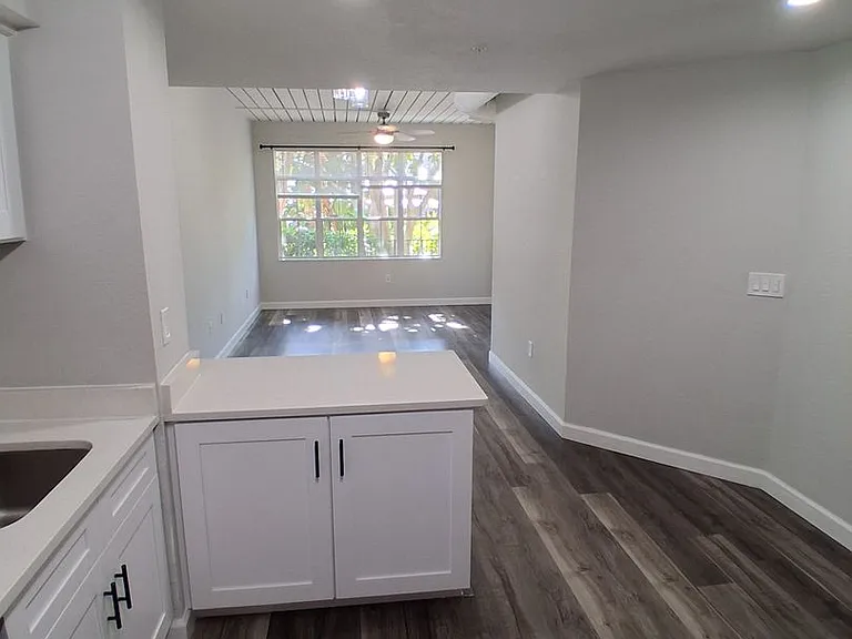 2402 W Azeele St #417 — Photo 6