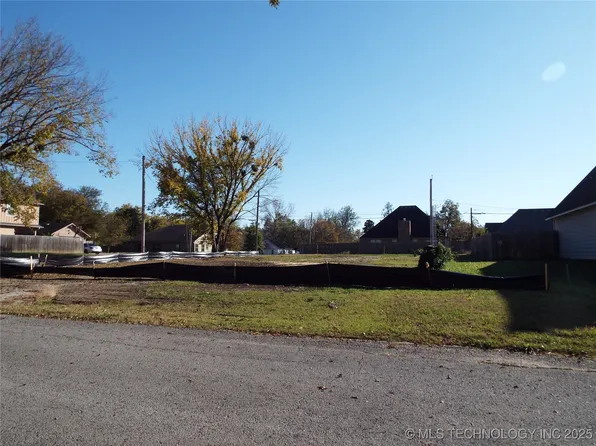 2 E 4th St, Skiatook, OK 74070