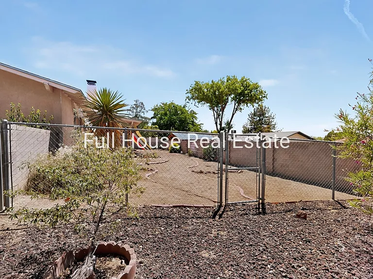 2309 Saturn Pl NE — Photo 41
