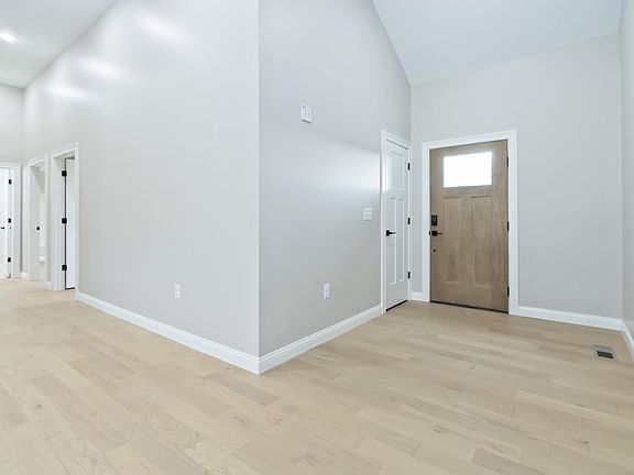 5th image of 90 Lone Oak Dr