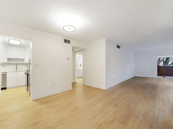 2nd image of 1205 Mariposa Ave APT 326