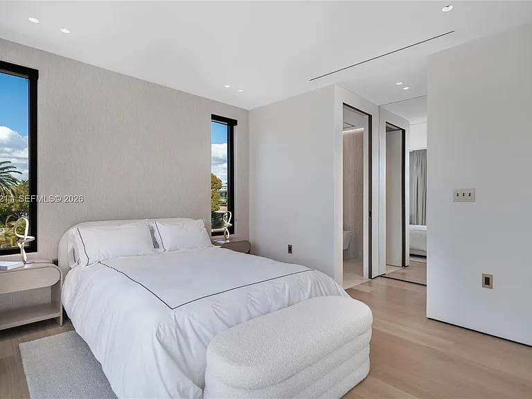 1045 W 47th Ct — Photo 26