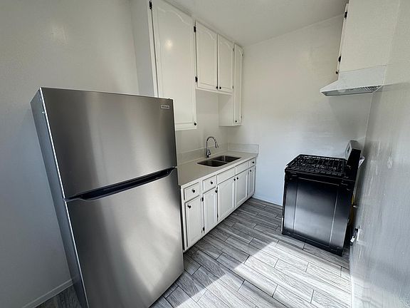 4th image of 1057 S New Hampshire Ave APT 11