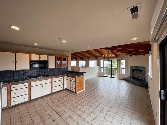 Kitchen facing the dining area.