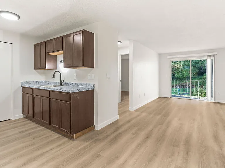 Charbern Apartments — Photo 82