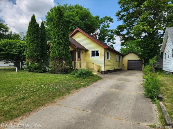 3290 Ogema St, Burton, MI 48529