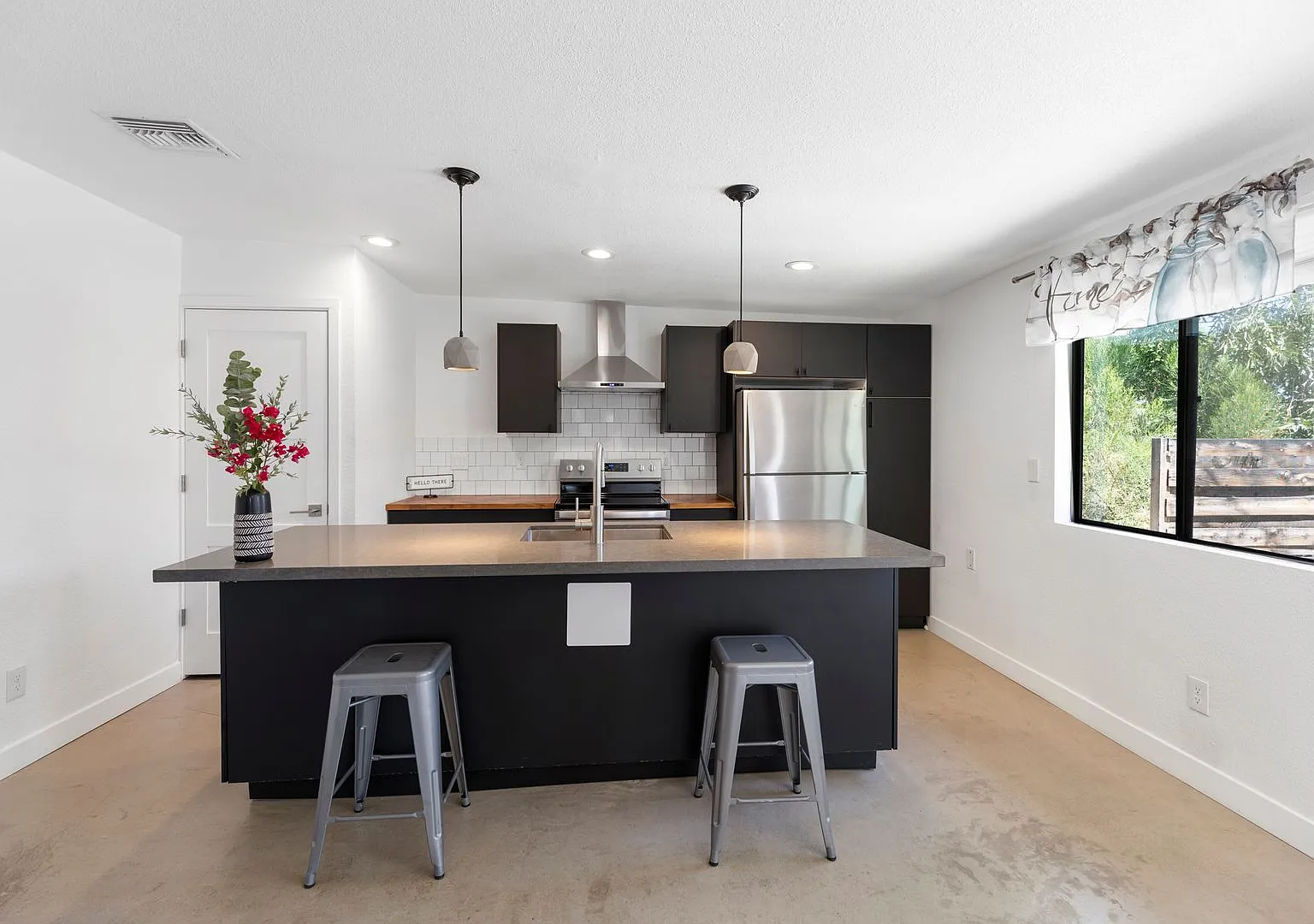 Remodeled 1 bedroom 1 bath in Tempe! — Photo 1