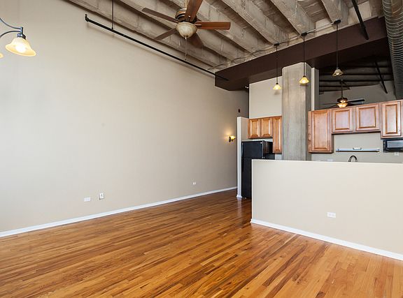 4th image of 1645 W Ogden Ave Unit 321