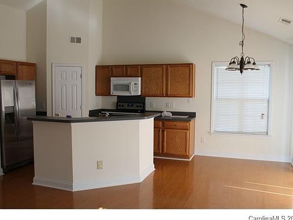 5th image of 412 Elkhorn Ln