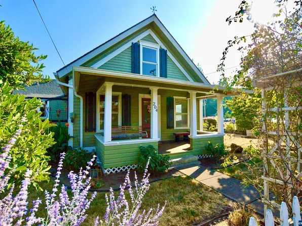 204 E Blakely Ave, Brownsville, OR 97327