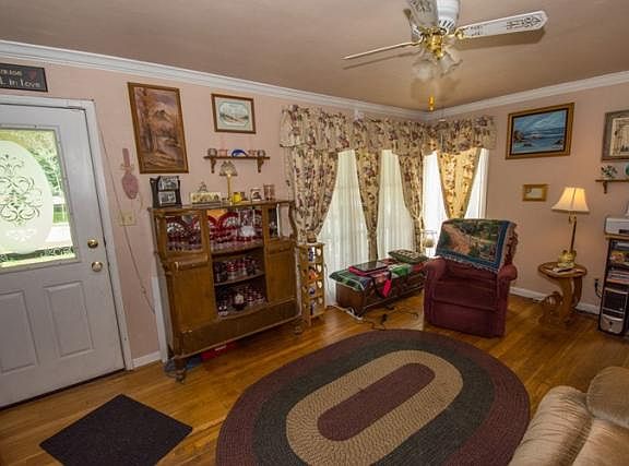 4th image of 903 S Gladstone Ave