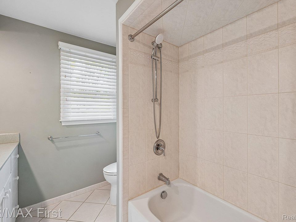 3232 Essex Dr, photo 29