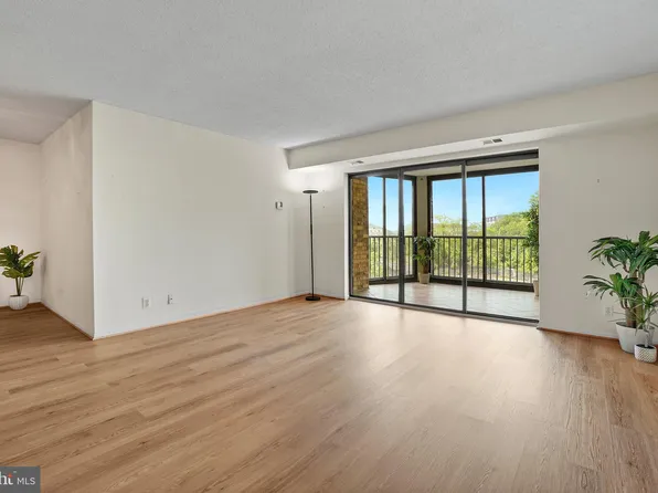 5901 Mount Eagle Dr APT 517, Alexandria, VA 22303