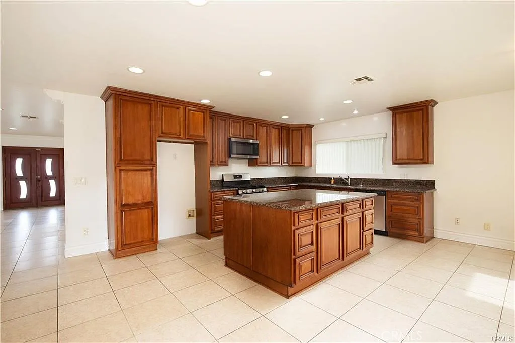 4 bed, 2.5 bath, 2500 sqft, $5,200 — Photo 4