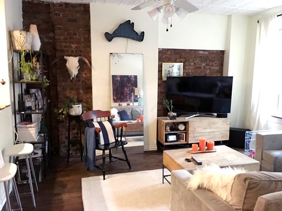 Living room, view from entering.