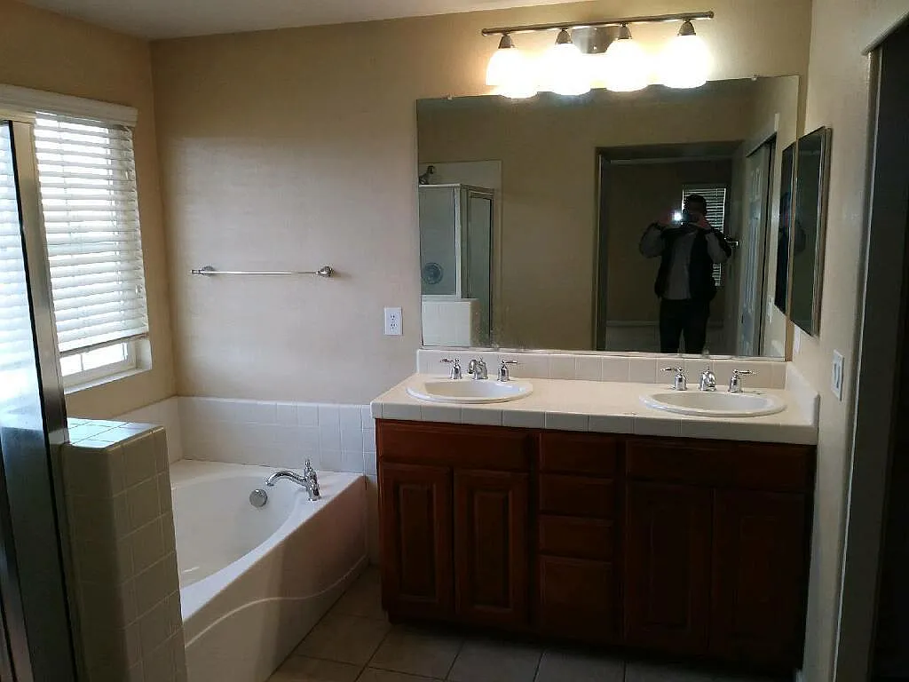 4 bed, 2.5 bath, 1996 sqft, $2,995 — Photo 4