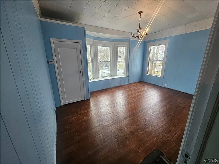 1330 Midland Ave — Photo 5