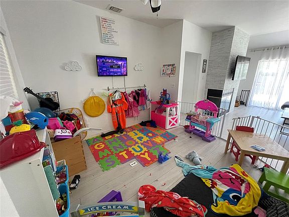 5th image of 304 Alba Ln