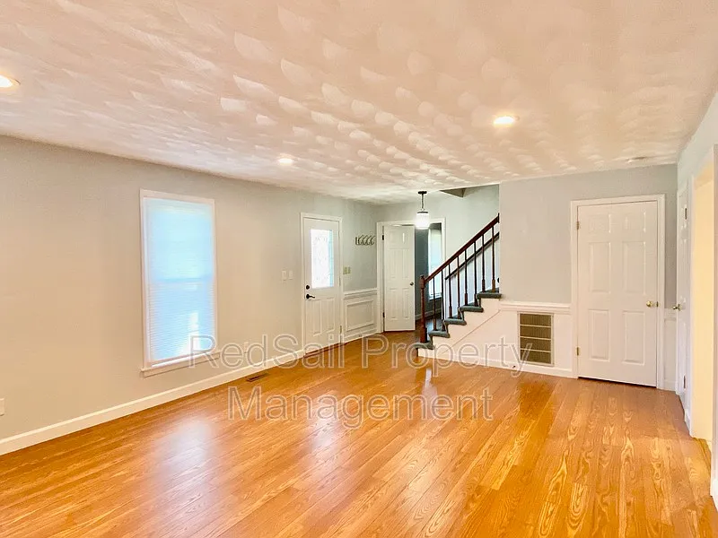 5 bed, 4.0 bath, 3300 sqft, $3,195 — Photo 3