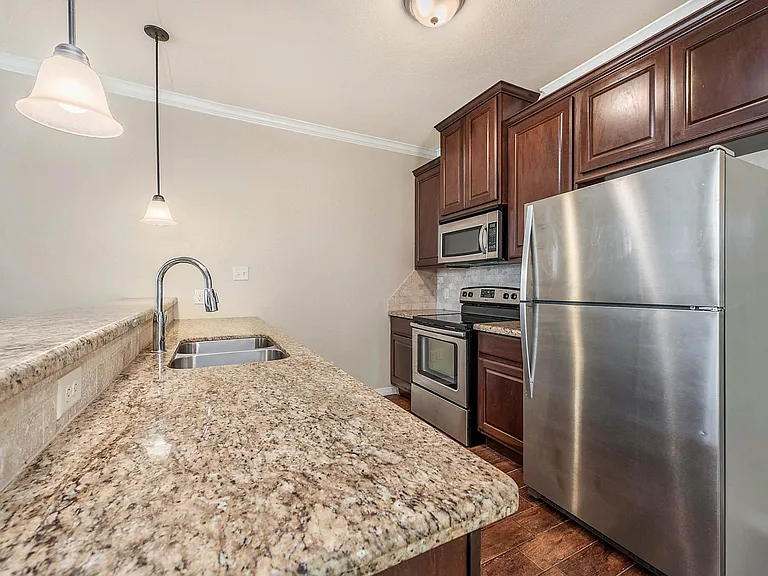 304 Live Oak St — Photo 9
