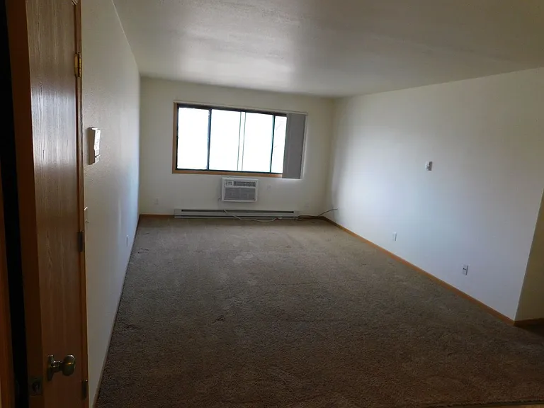 625-627 S River Rd — Photo 3