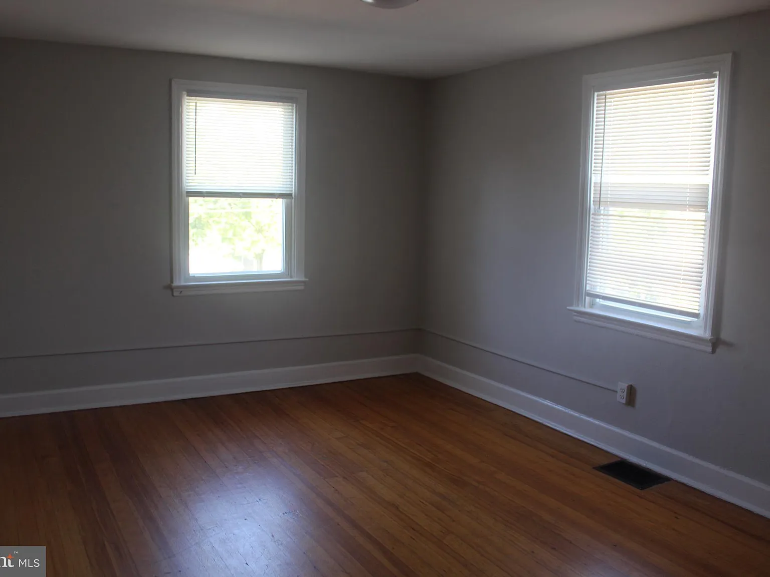 2 bed, 1.0 bath, 5602 sqft, $1,200 — Photo 2