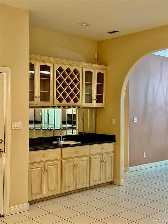 5 bed, 3.0 bath, 2820 sqft, $2,400 — Photo 4