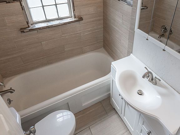 5th image of 441 NW 28th St APT 6