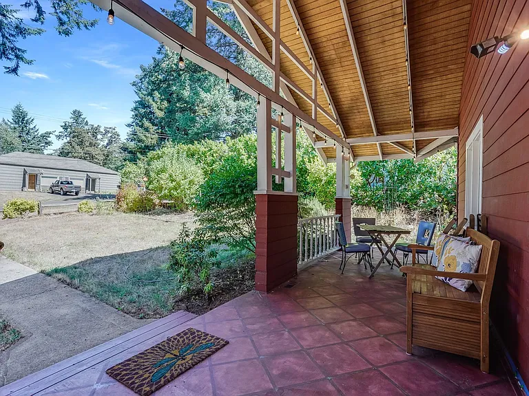1212 SE Oak Grove Blvd — Photo 3