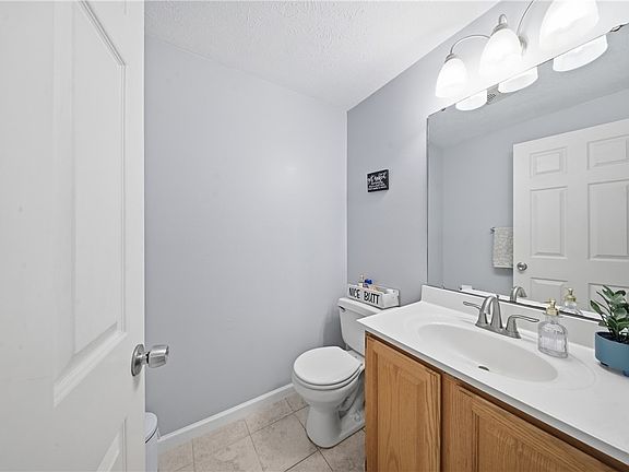 4th image of 120 Courtshire Ln