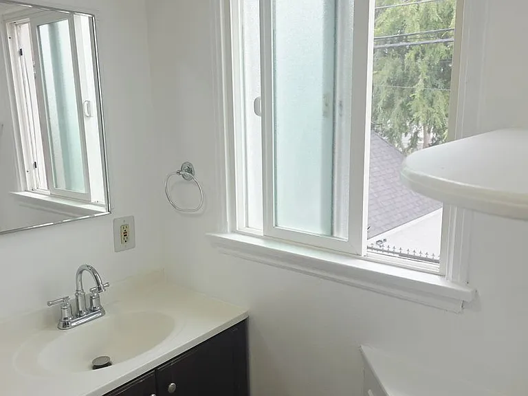 1056 Linden Ave — Photo 9