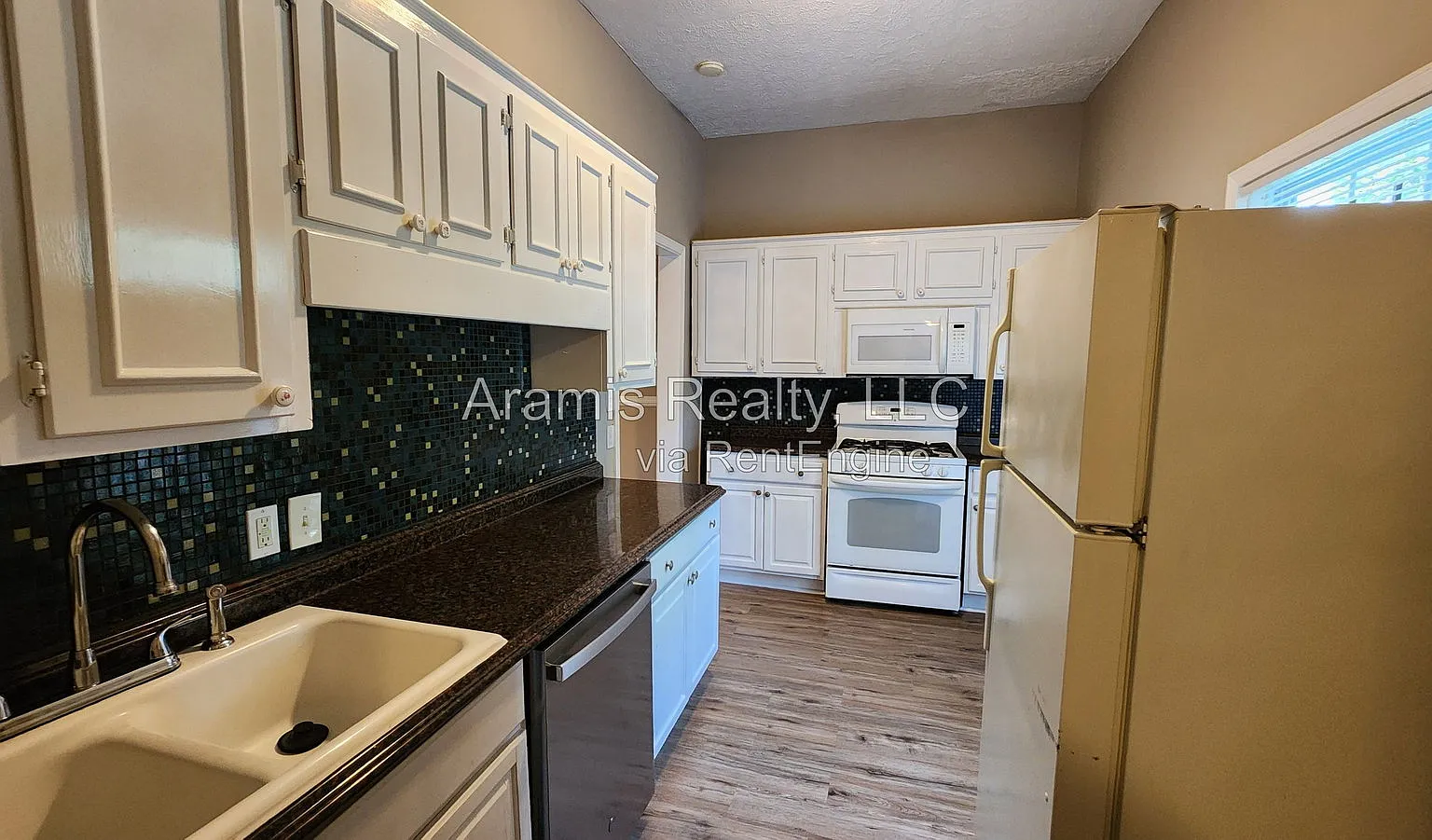3 bed, 2.0 bath, 1076 sqft, $1,550 — Photo 3
