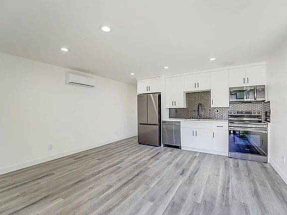 4th image of 3663-3673 Budd St #3667