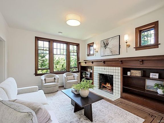 5th image of 525 Simcoe St