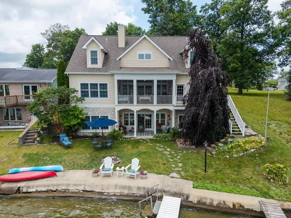 700 Lane 210 Hamilton Lk, Hamilton, IN 46742