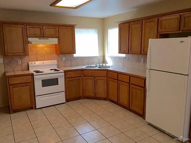 2 bed, 2.0 bath, 3779 sqft, $825 — Photo 2
