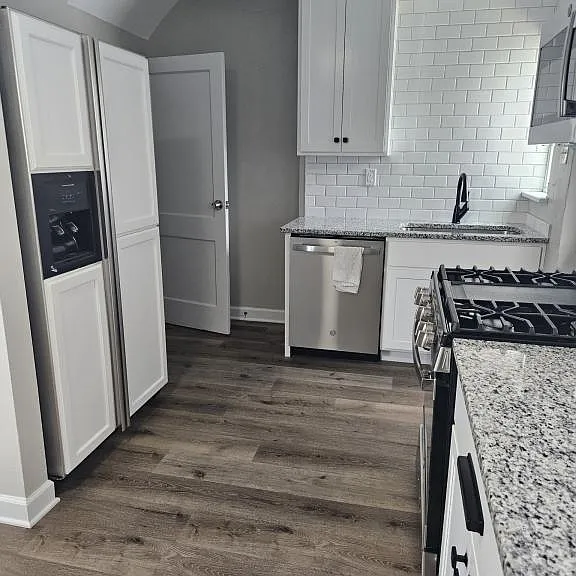 967 E Maple St — Photo 9