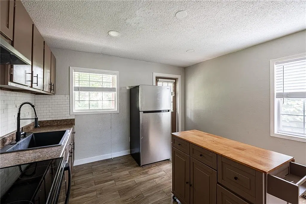 2 bed, 1.0 bath, 2128 sqft, $1,400 — Photo 4