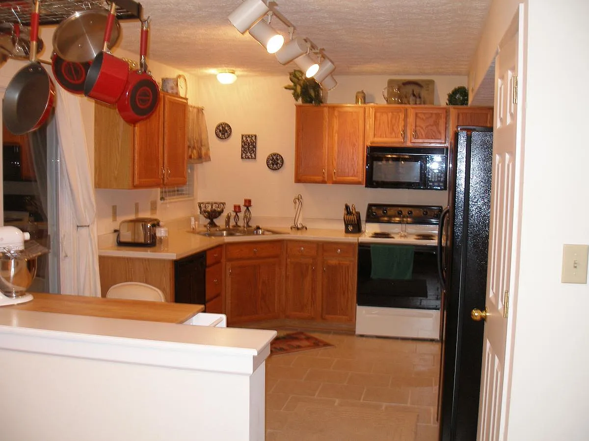 4 bed, 2.5 bath, 1800 sqft, $1,750 — Photo 2