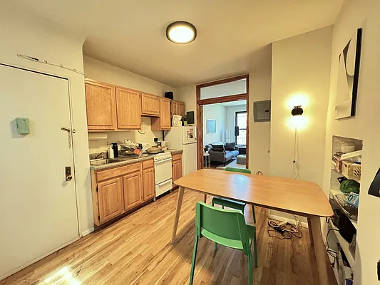 Rented by KNOCKKNOCK LLC | media 27