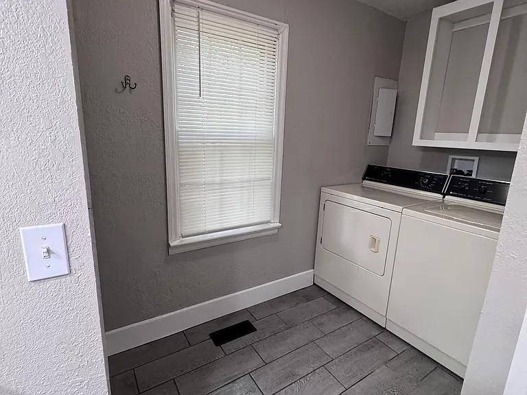 214 Randolph Ct — Photo 17