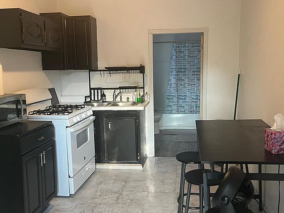 In-Law Suite - Entrance/Kitchen