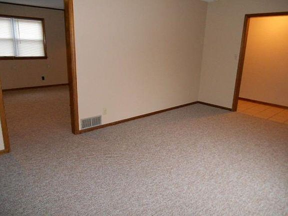 4th image of 708 Village Dr