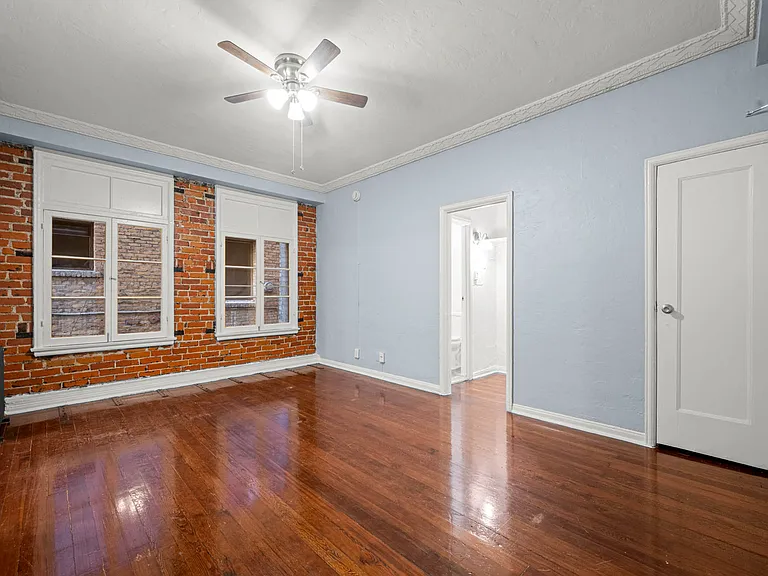 745 S Normandie — Photo 2