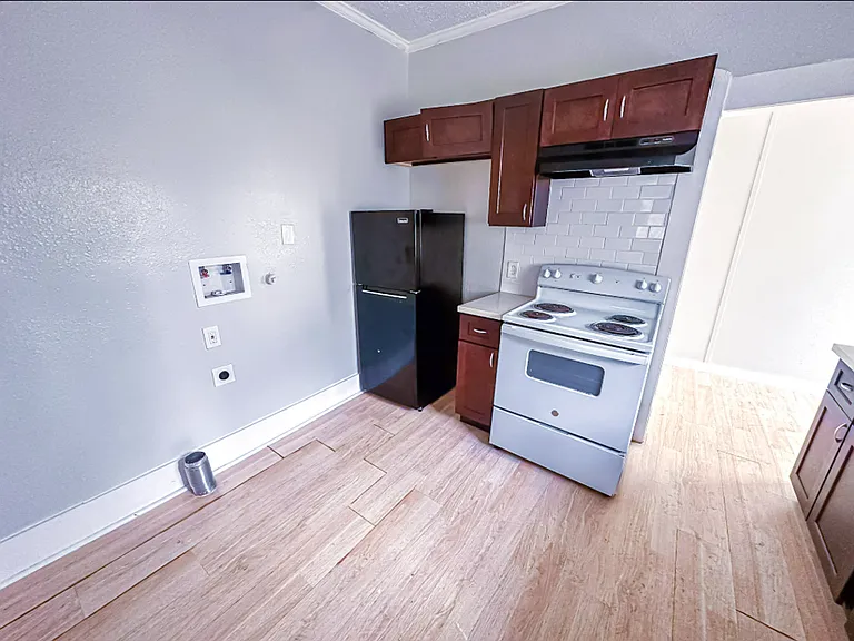 1107 Avenue A — Photo 21